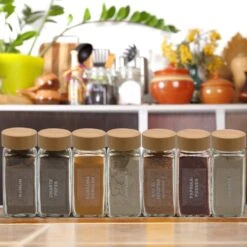 24 Glazen Kruidenpotjes Set Met 3 Soorten Strooideksels – Kruidenstrooier – Compleet Pakket Incl Kruidenpotjes Stickers, Krijtstift En Accessoires - Bamboo Deksel -Schoonmaakartikelen Winkel 1200x1200 586
