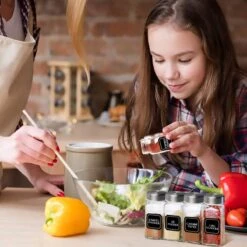 Soothe 24 Glazen Kruidenpotjes Set Met 2 Soorten Strooideksels – Kruidenstrooier – Compleet Pakket Incl Kruidenpotjes Stickers, Krijtstift En Accessoires -Schoonmaakartikelen Winkel 1200x1200 607