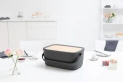 Brabantia Nic Broodtrommel - Met Bamboe Deksel - Dark Grey -Schoonmaakartikelen Winkel 1200x799 1