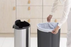 Brabantia Touch Bin Prullenbak - 40 L - Matt Steel Fingerprint Proof -Schoonmaakartikelen Winkel 1200x799 17