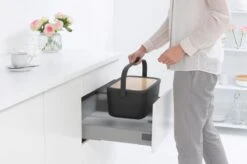 Brabantia Nic Broodtrommel - Met Bamboe Deksel - Dark Grey -Schoonmaakartikelen Winkel 1200x799 2