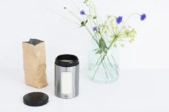 Brabantia Voorraadbus - 1,4 L - Matt Steel Fingerprint Proof / Matt Black Deksel - Met Venster -Schoonmaakartikelen Winkel 1200x799