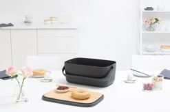 Brabantia Nic Broodtrommel - Met Bamboe Deksel - Dark Grey -Schoonmaakartikelen Winkel 1200x799 4