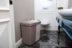 Motek® - Wasmand - 2 Vakken Met Deksel - Met Touch Deksel - Gemaakt Van 100% Gerecycled Kunststof - 80 L - Wasmand Met Deksel - Wassorteerder - Grijs - Wit -Schoonmaakartikelen Winkel 1200x800 15