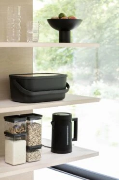 Brabantia Nic Broodtrommel - Met Bamboe Deksel - Dark Grey -Schoonmaakartikelen Winkel 799x1200 1