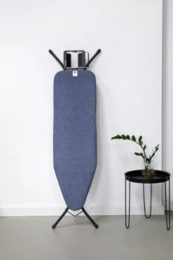 Brabantia Strijkplank B - Met Strijkijzerhouder - 124x38 Cm - Denim Blue -Schoonmaakartikelen Winkel 799x1200 2