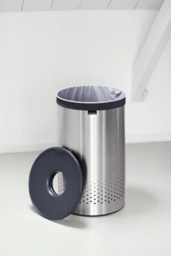 Brabantia Wasmand - 60 L - Matt Steel Met Kunststof Deksel -Schoonmaakartikelen Winkel 799x1200 5