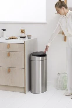 Brabantia Touch Bin Prullenbak - 40 L - Matt Steel Fingerprint Proof -Schoonmaakartikelen Winkel 800x1200 20