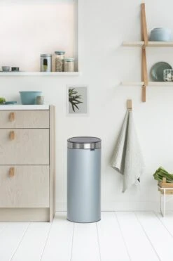 Brabantia Touch Bin Prullenbak - 30 L - Metallic Mint / Matt Steel Fingerprint Proof Deksel 10 Brabantia Touch Bin Prullenbak - 30 L - Metallic Mint / Matt Steel Fingerprint Proof Deksel -Schoonmaakartikelen Winkel 800x1200 22